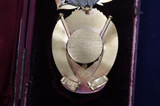 A cased Edwardian 18ct gold and enamel masonic jewel, 12.3cm.